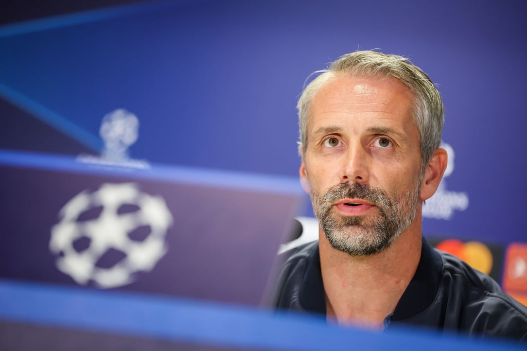 Marco Rose spricht in einer Pressekonferenz.