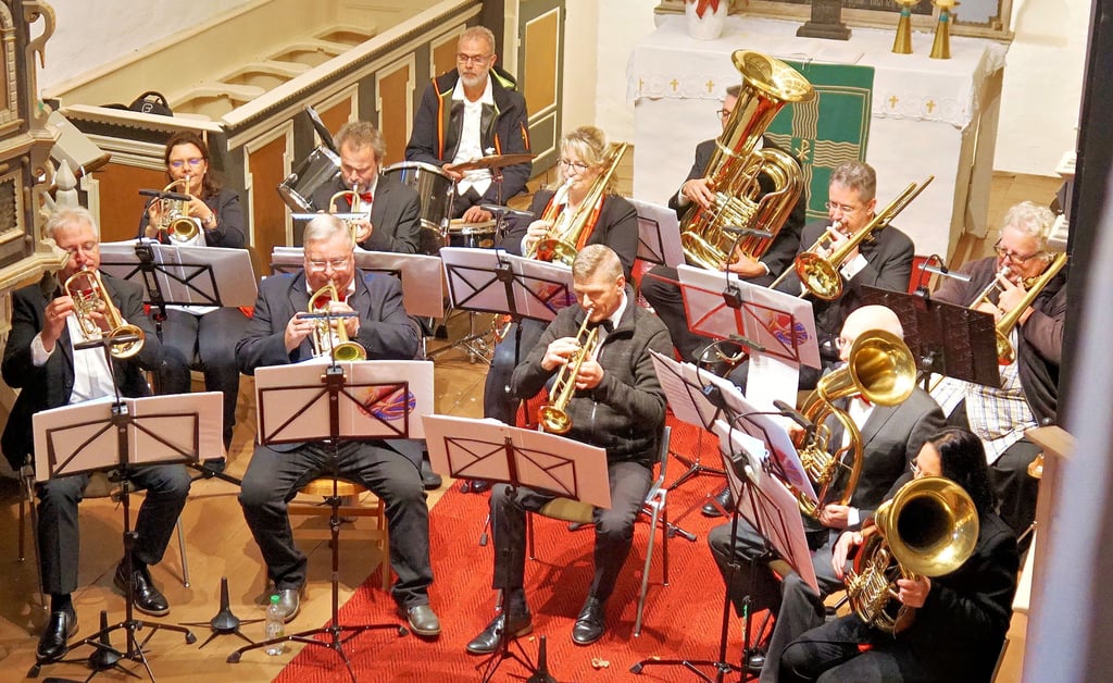 Derzeit spielen neun Frauen und Männer bei den Stremme-Bläsern, zuzüglich Gastmusiker. Die Kirche in Schlagenthin gehört für die Künstler zu den regelmäßigen Auftrittsorten.