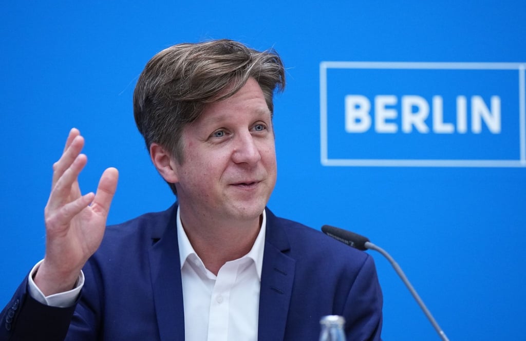 Berlins Finanzsenator, Daniel Wesener (Bündnis 90/Die Grünen), spricht während einer Pressekonferenz.