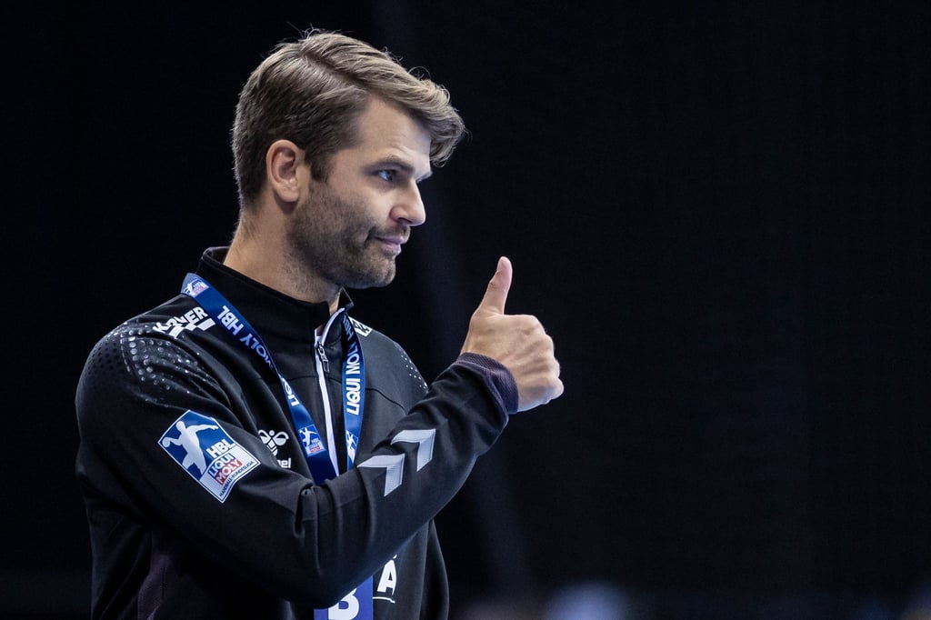 Stuttgarts Trainer Michael Schweikardt gestikuliert.