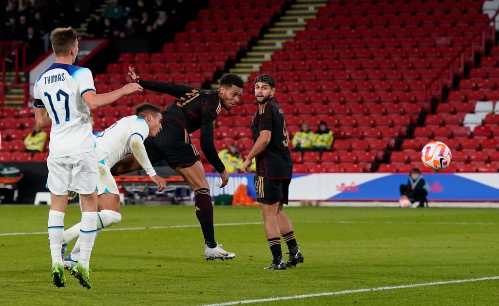 Deutschlands Felix Nmecha (3.v.l) trifft zum 1:0 gegen England.