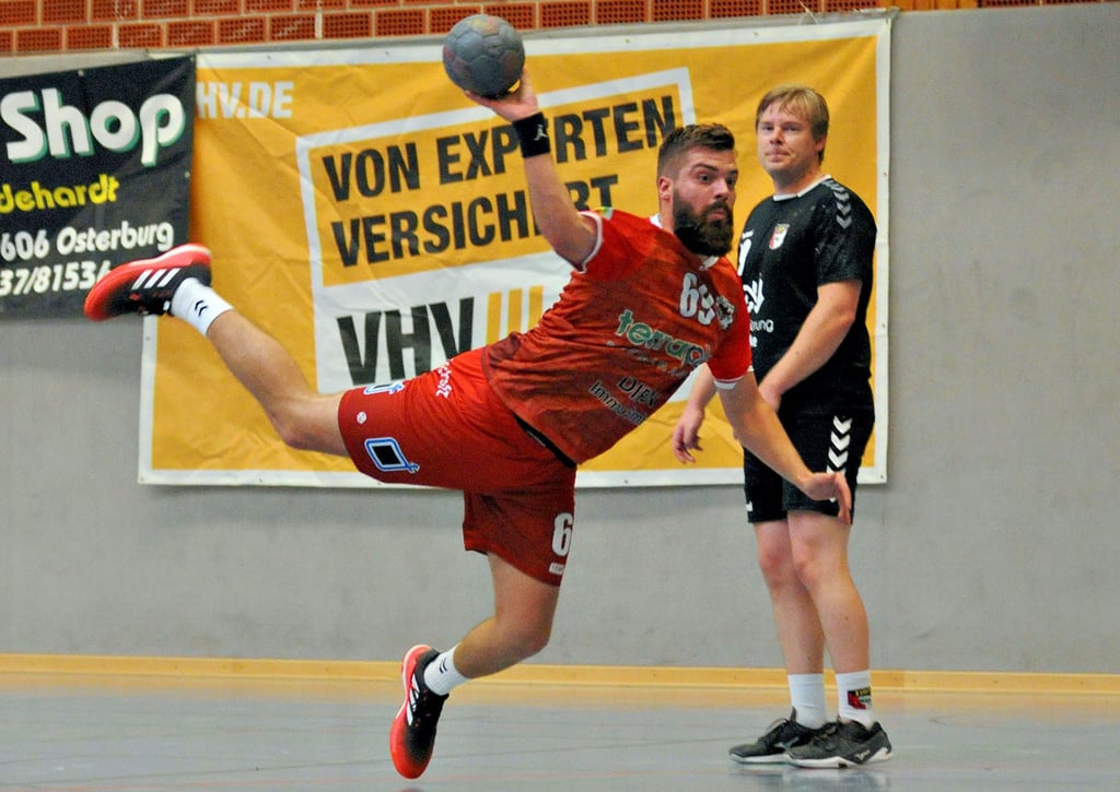 Christoph Wagener (am Ball, SG Seehausen) erzielte beim Auswärtssieg fünf Tore für seine Mannschaft.