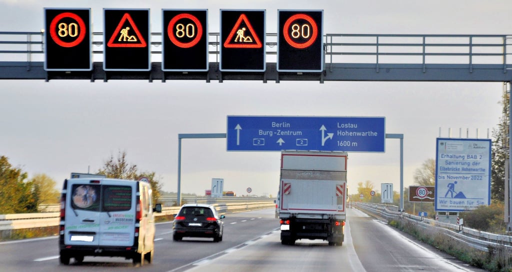 Seit über zwei Jahren kommt es auf der Autobahn 2 im Bereich der Elbebrücke bei Hohenwarthe zu Verkehrsbeeinträchtigungen. Der letzte Knoten, die Baustelle in Fahrtrichtung Berlin, soll in Kürze aufgelöst werden.