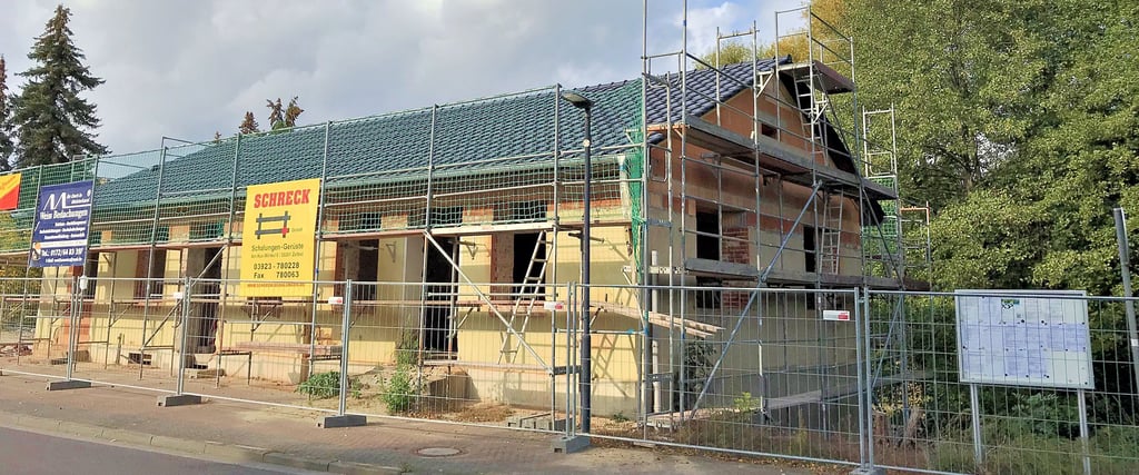 Noch ist das Dorfgemeinschaftshaus in Magdeburgerforth eingezäunt. Doch der zweite Bauabschnitt hat bereits begonnen.