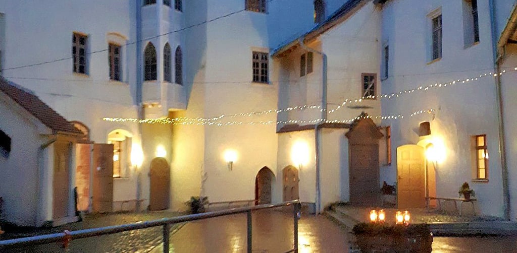 Auf der Wasserburg Roßlau findet der Kreativmarkt statt.