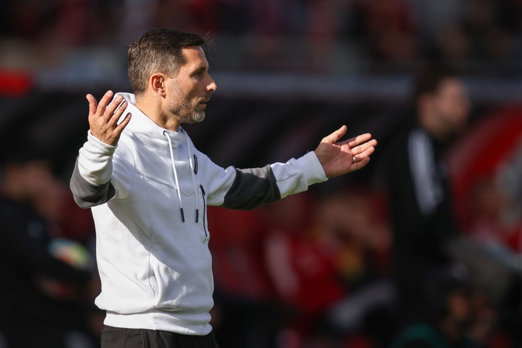 Der Trainer Stefan Leitl von Hannover gestikuliert am Spielfeldrand.