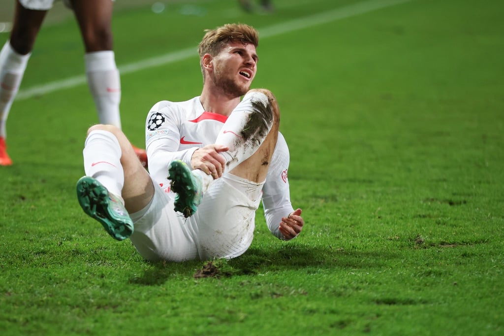 Leipzigs Timo Werner liegt nach einem Foul auf dem Rasen.