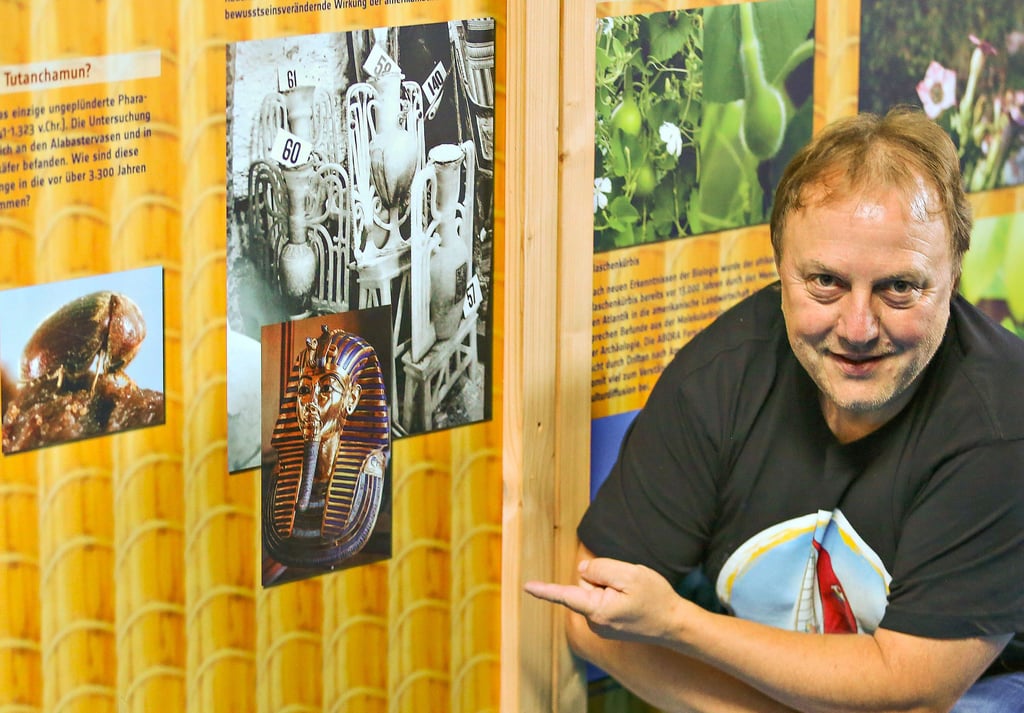 Dominique Görlitz verweist in seiner „Abora“-Ausstellung in der Pfännerhall Braunsbedra nicht ohne Grund auf die Ausgrabung Tutanchamuns vor 100 Jahren. In der Grabanlage gefundene Tabakkäfer aus Amerika beweisen schon damaligen Handel zwischen den Kontinenten, so seine These.