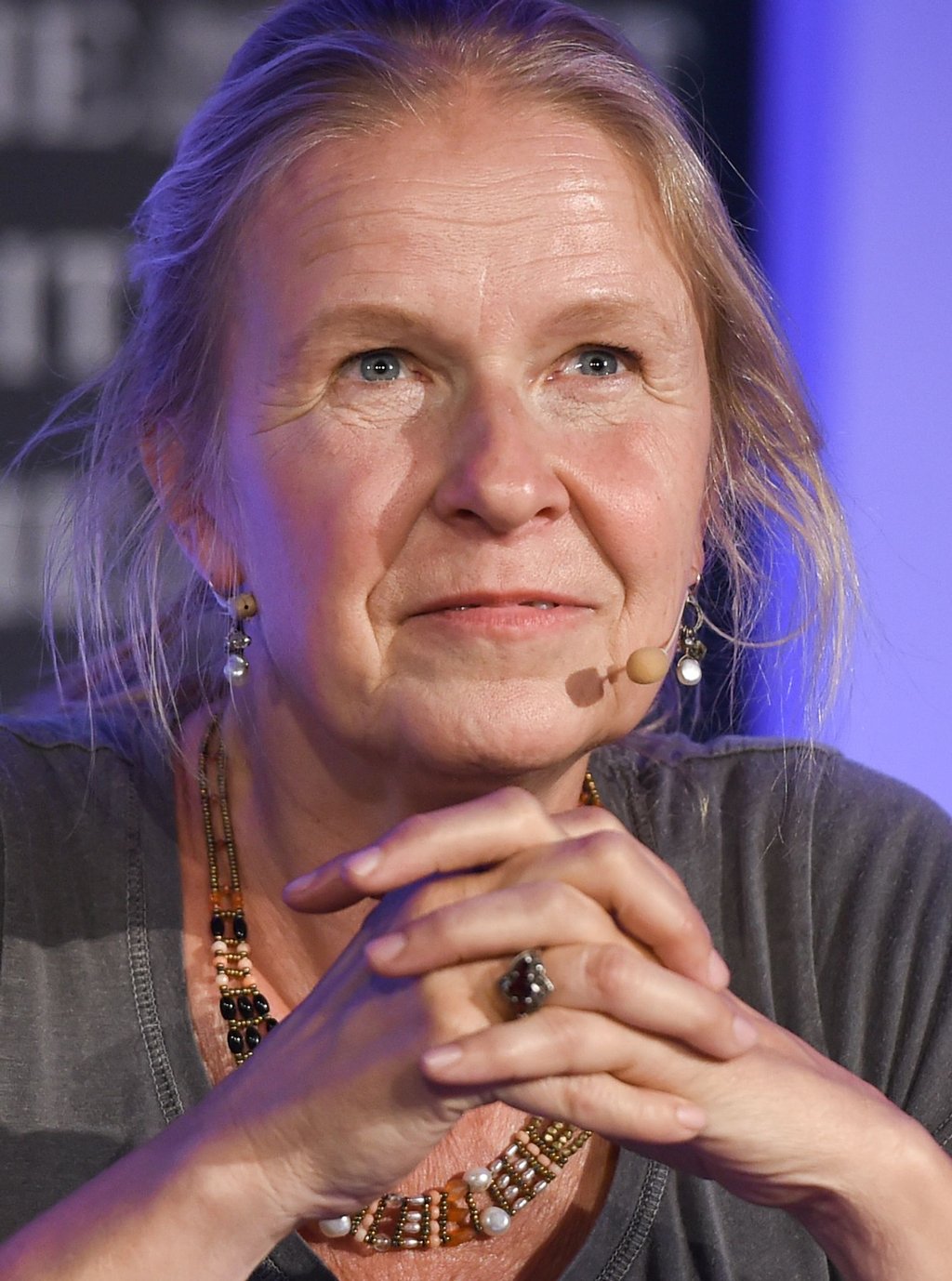 Cornelia Funke, Kinder- und Jugendbuchautorin, stellt in einem Hörsaal der Universität Szenen aus dem Hörspiel „Drachenreiter - Die Vulkan-Mission“ vor.