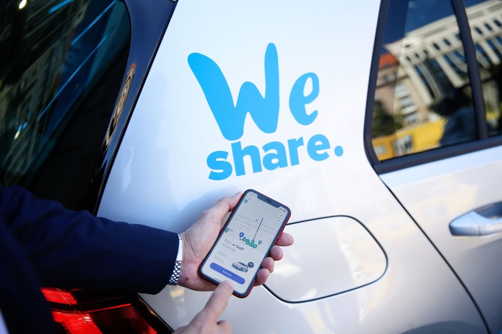 Auf einem Smartphone ist die App des Carsharing-Anbieters WeShare installiert.