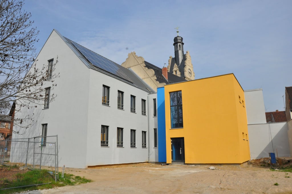 Im Rathaus Güsten, hier ein Archivfoto von kurz vor der Fertigstellung des Anbaus, befindet sich der Sitz der Verbandsgemeinde Saale-Wipper. Die hat finanzielle Sorgen.