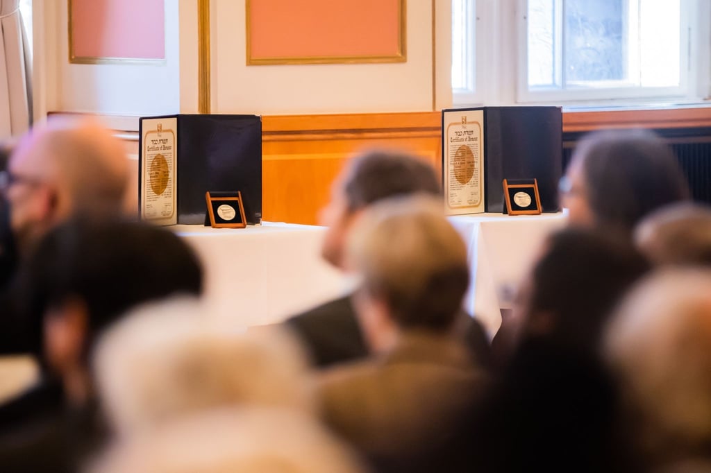 Auszeichnungen liegen zu Ehren von vier deutschen „Gerechten unter den Völkern“ im Roten Rathaus.