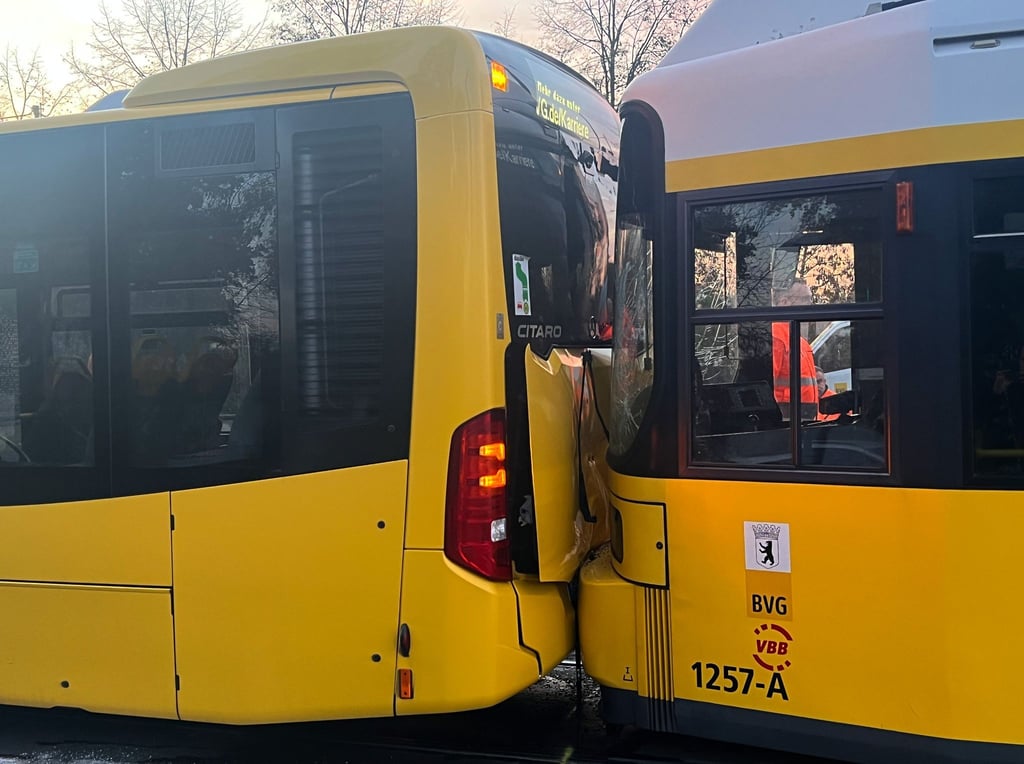 Kollision zwischen einem Bus und einer Straßenbahn in Berlin.