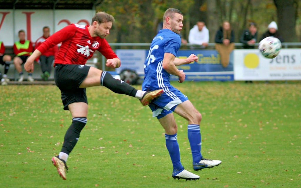Hier hatte Liestens René Mangrapp (links) vor Uchtspringes Marcel Brinkmann abgezogen.