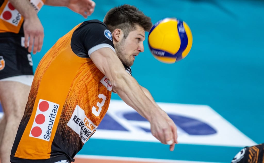 Berlins Ruben Schott nimmt einen Ball an.