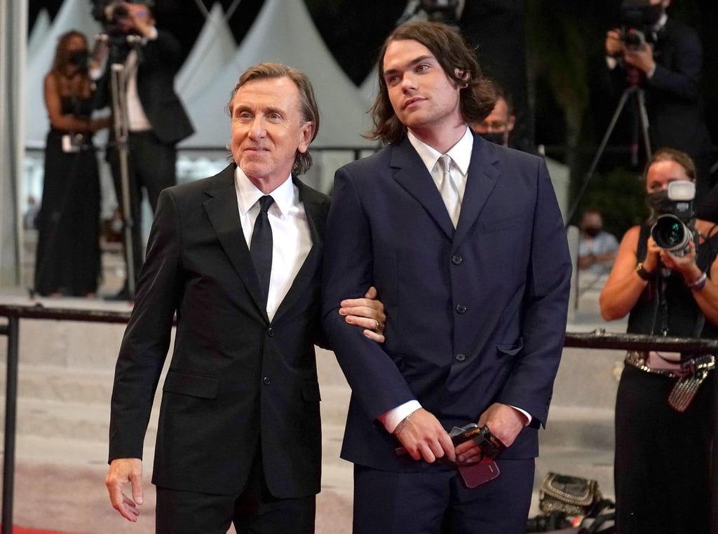 Tim Roth (l), Schauspieler aus Großbritannien, und sein Sohn Cormac Roth bei der Premiere des Films „Bergman Island“ bei den 74. internationalen Filmfestspielen in Cannes.