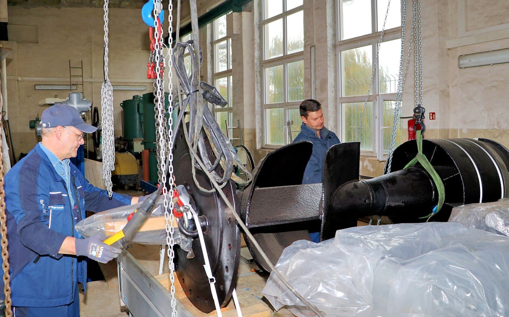 Teile einer der großen Pumpen sind nach der Generalinstandsetzung im Schöpfwerk Klöden angekommen.