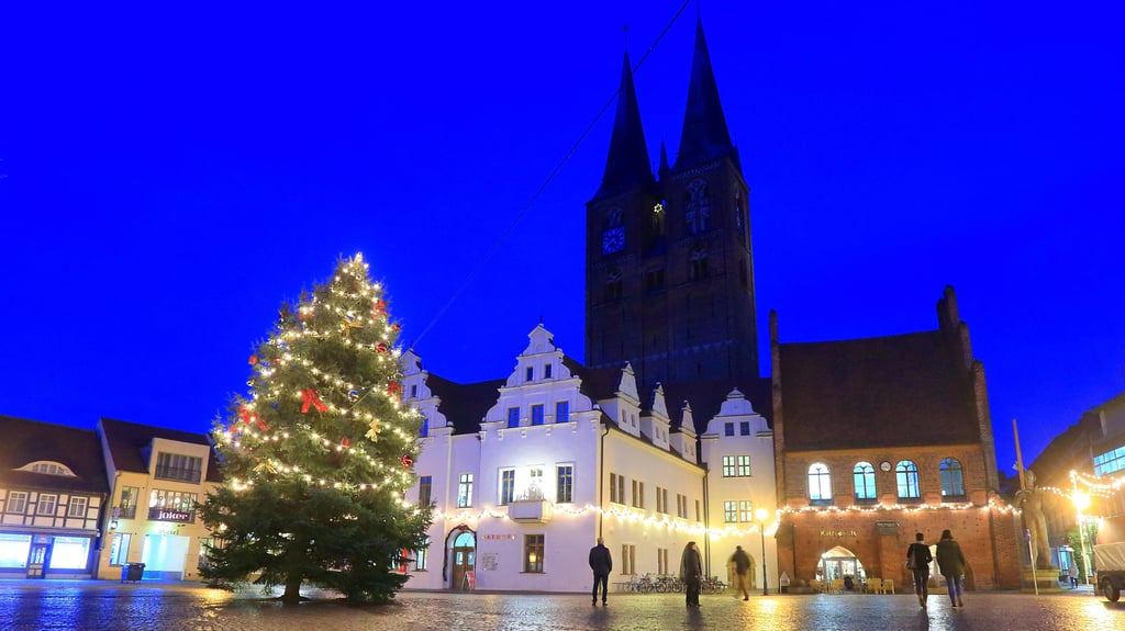 Der Marktplatz in Stendal ist zur Weihnachtszeit festlich geschmückt. Hier findet auch 2025 der Weihnachtsmarkt am dritten Adventswochenende statt.
