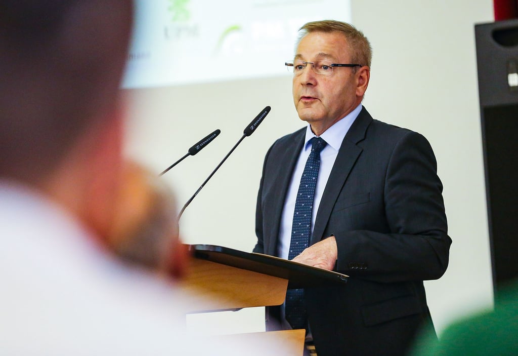 Bürgermeister Michael Bedla bei seiner Rede zum Ausbildungsstart der Bal im Kulturhaus Leuna.
