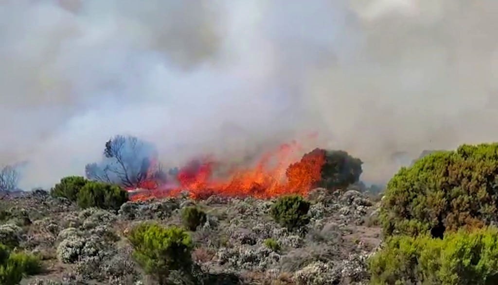 Auf dem höchsten Berg Afrikas wütet seit einigen Tagen ein Feuer.