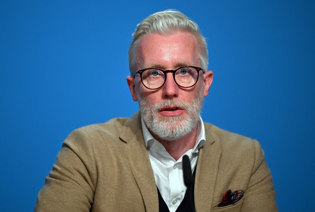 Benjamin-Immanuel Hoff (Die Linke), Staatskanzleichef, spricht bei einer Pressekonferenz.