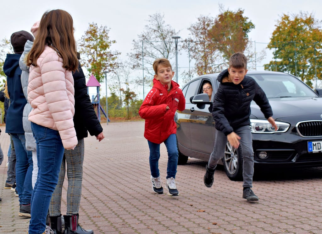 Die Kinder rannten schnell davon, machten dabei lautstark auf den Vorfall aufmerksam und suchten beim nächsten Passanten oder Haus Hilfe. So übten es gestern rund 100 Hortkinder mit den Kinder- und Jugend-Sicherheitseam. Weil die Kinder alles richtig machen, misslang der Versuch der Autofahrerin, sie anzulocken. In ihre Rolle war Sicherheitsdozentin Selena geschlüpft.