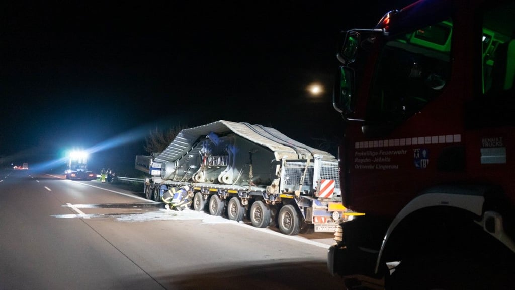 Der Schwerlasttransporter hatte nach einem Reifenschaden Feuer gefangen.