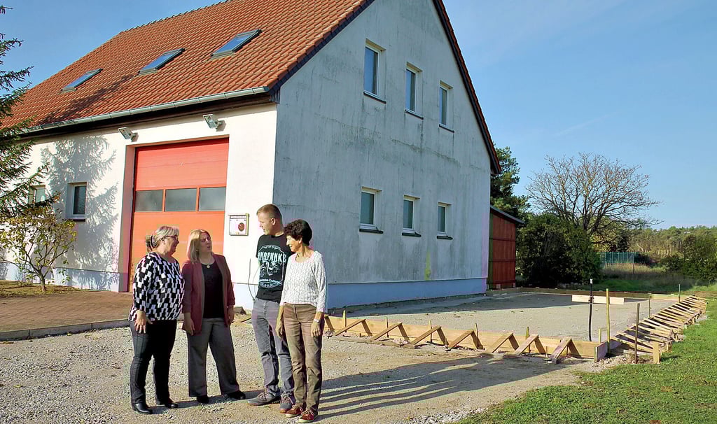 Neben dem Gerätehaus in Ringfurth soll eine zusätzliche Fahrzeughalle für die freiwillige Feuerwehr entstehen. Der Vorstand des Fördervereins aus Silke und Cindy Städtler (von links), Paul Woldt und Sybille Förster setzt auf Crowdfunding – also die Beteiligung vieler Menschen an der Finanzierung.