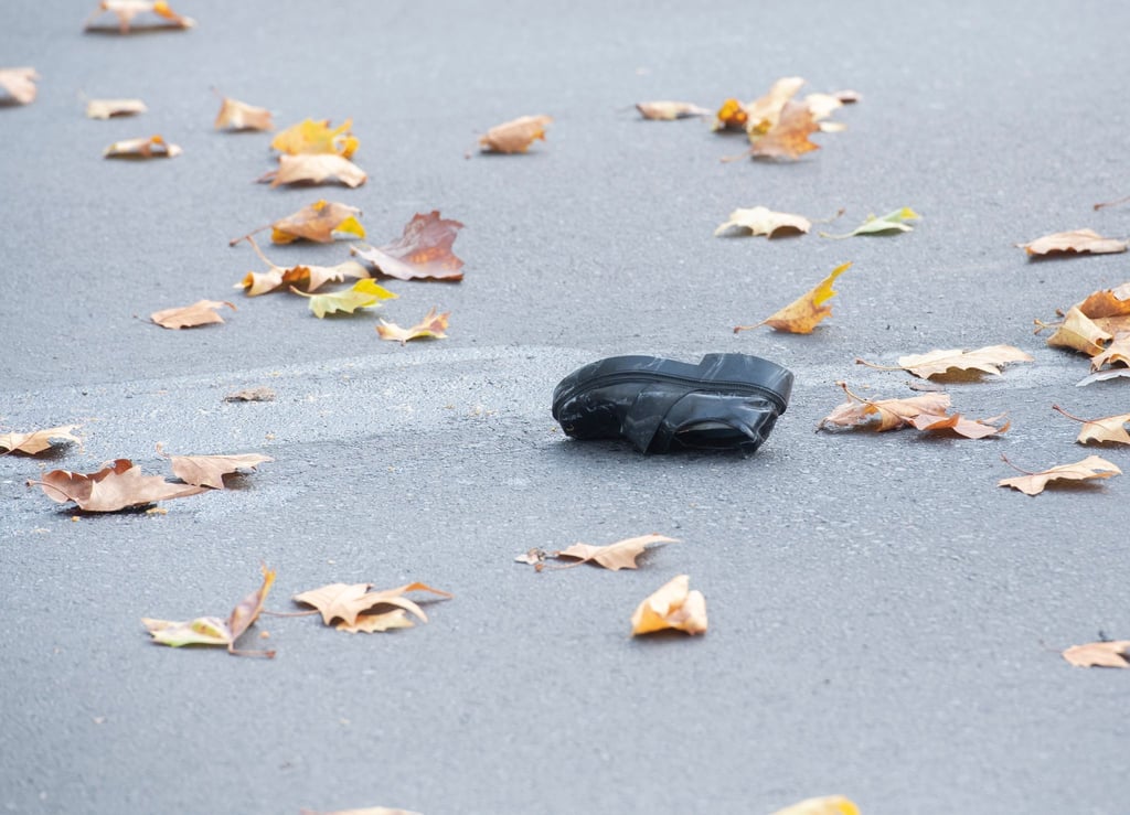 Ein Schuh liegt auf der Bundesallee in Berlin-Wilmersdorf.