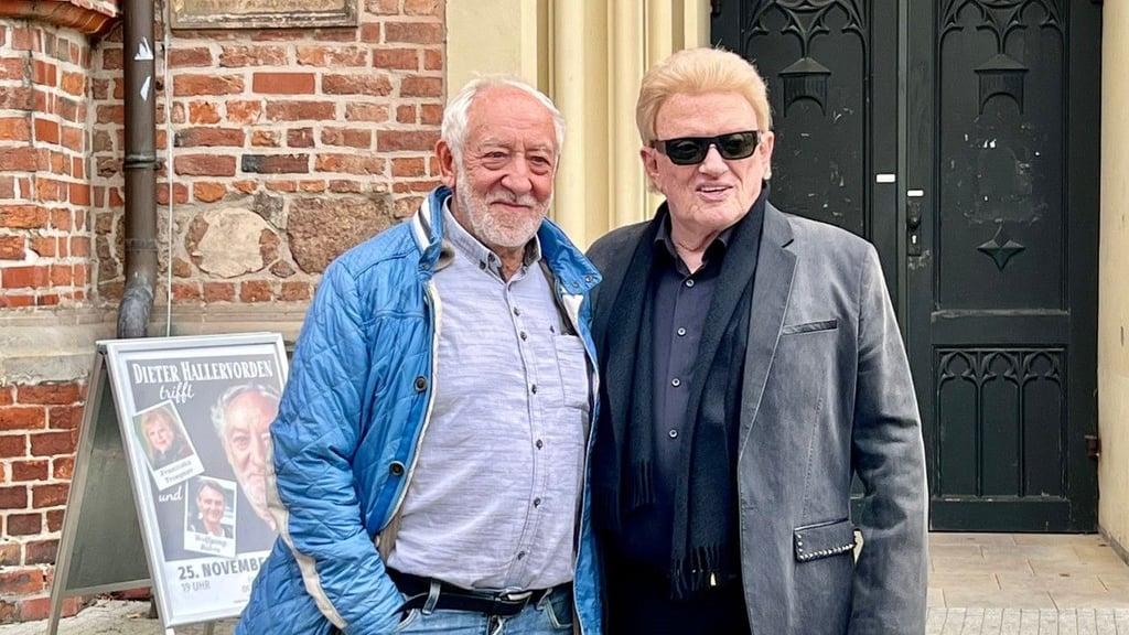 Dieter Hallervorden und Heino am Donnerstag vor der Marienkirche in Dessau.
