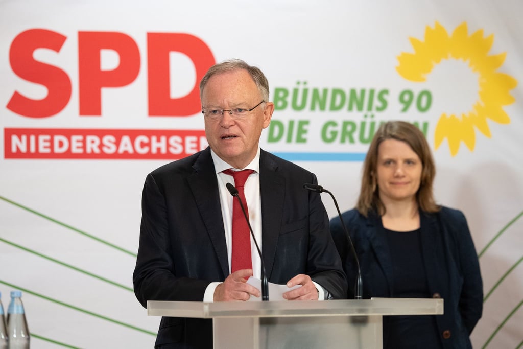 Stephan Weil (SPD), Ministerpräsident von Niedersachsen, und Julia Willie Hamburg (Bündnis 90/Die Grünen), stehen auf der Bühne.