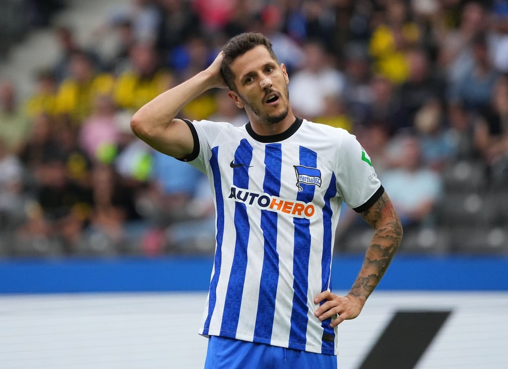 Herthas Stevan Jovetic greift sich an den Kopf.