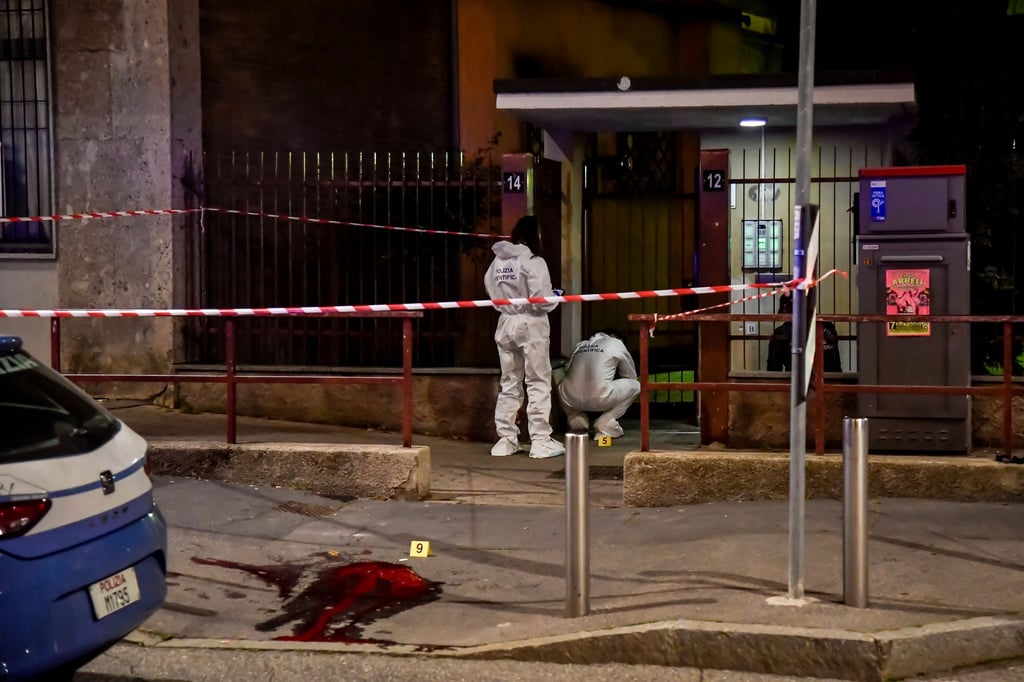 Beamte suchen in Mailand am Tatort nach Spuren.