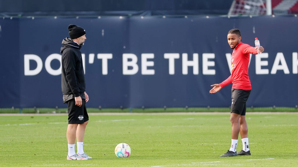 Hör mal zu, Trainer: Christo Nkunku und Marco Rose beim Positionsgespräch.