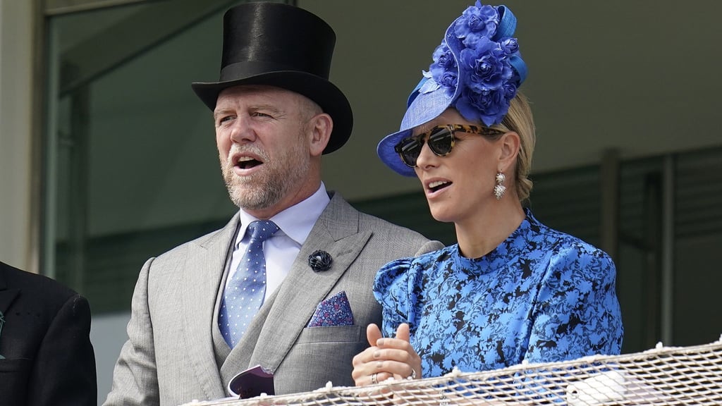 Zara Tindall (r) und Ehemann Mike Tindall sehen sich auf der Rennbahn von Epsom ein Rennen an.