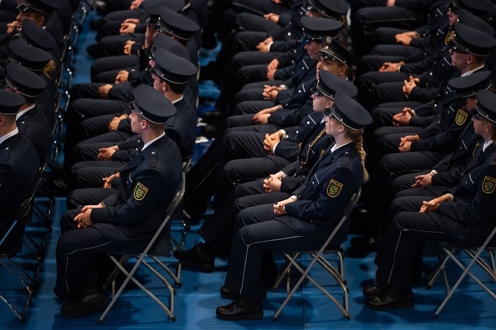 Junge Polizeianwärter sitzen in der Ballsportarena.