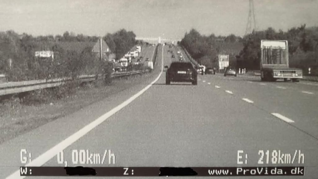 Mit rund 220 km/h wurde der Mann von der Polizei angehalten.