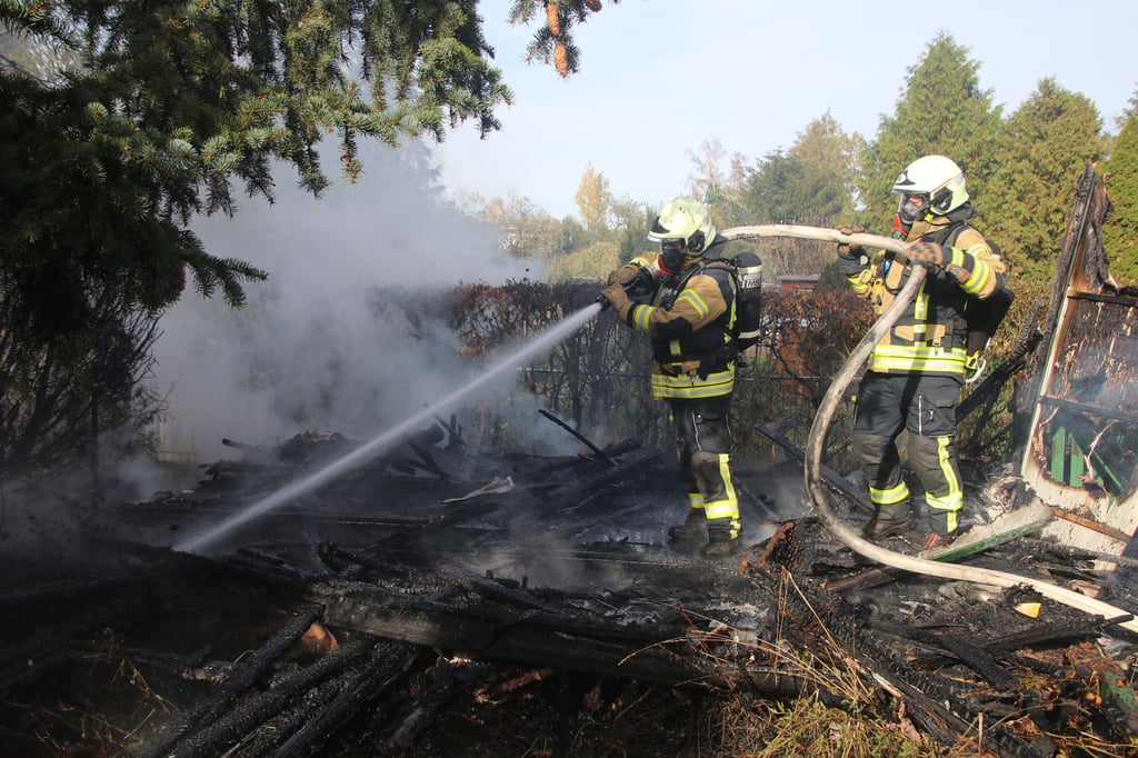 Die Einsatzkräfte unter Atemschutz im Löscheinsatz.