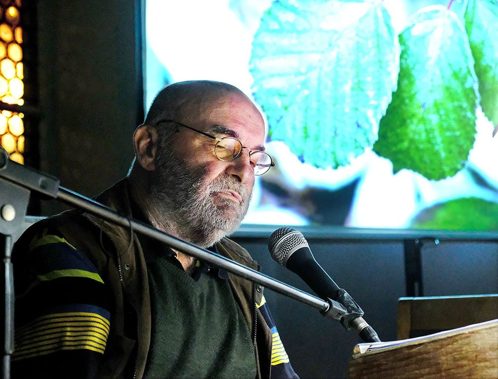 Fotograf, Dichter, Musiker: Hans-Jürgen Engelmann bei seiner Lesung in der Blankenburger Lutherkirche.
