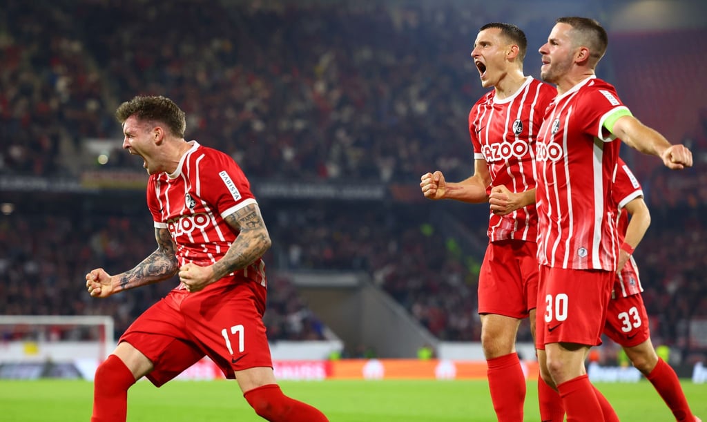 Freiburgs Spieler feiern den Ausgleich gegen Piräus.