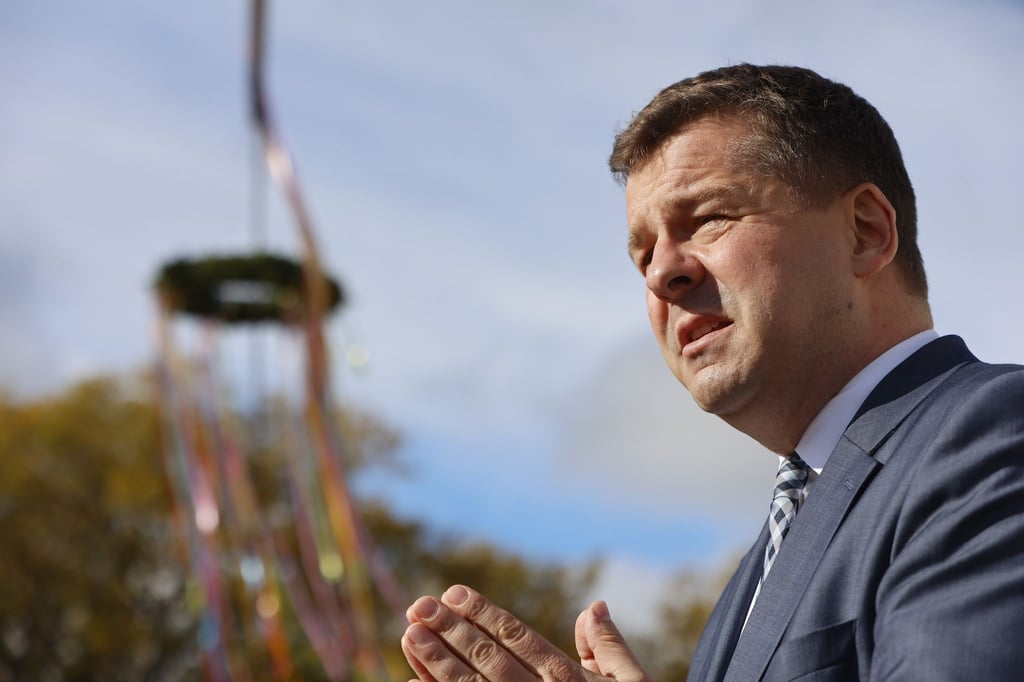 Sven Schulze (CDU) beim Richtfest am Bergtheater.