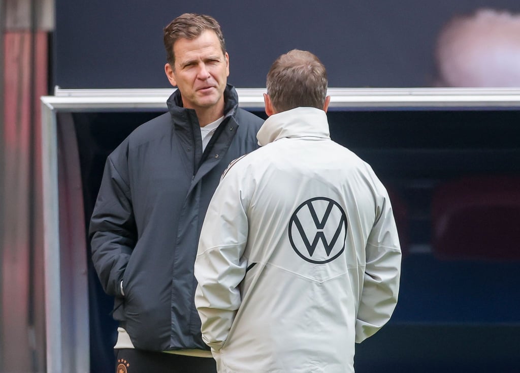 Bundestrainer Hansi Flick (r) und Teammanager Oliver Bierhoff sprechen vor einer Trainingseinheit miteinander.