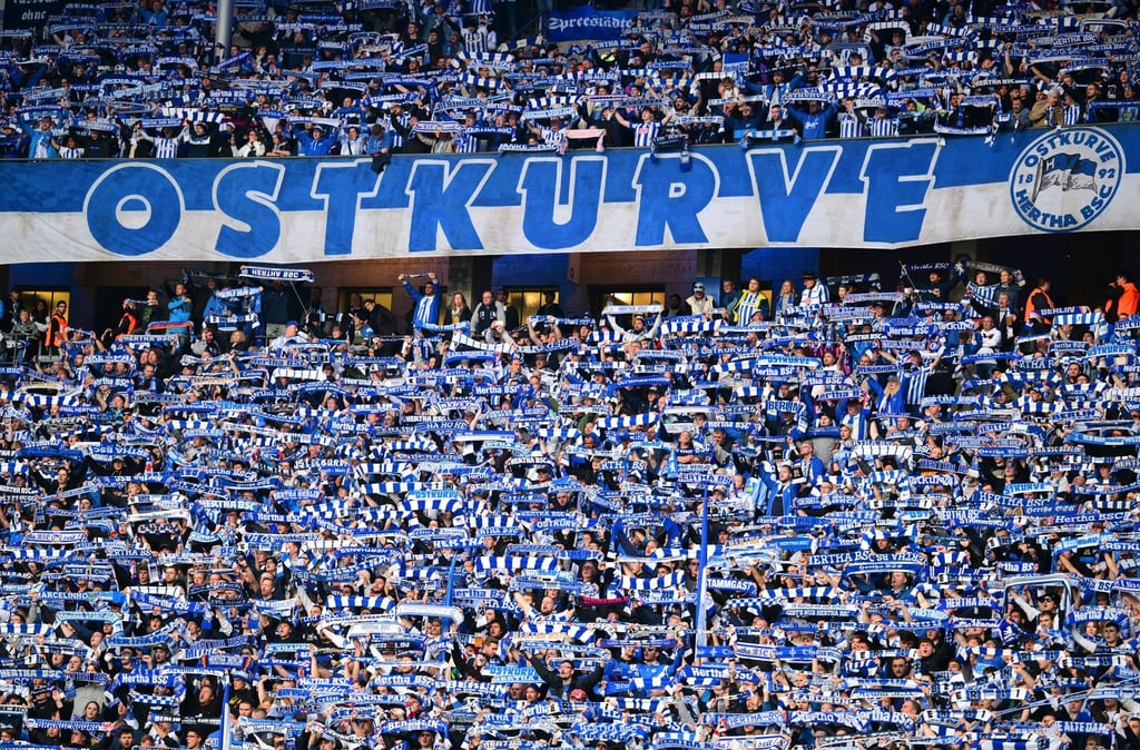 Die Hertha-Fans in der Ostkurve begrüßen zum Spielbeginn ihre Mannschaft.