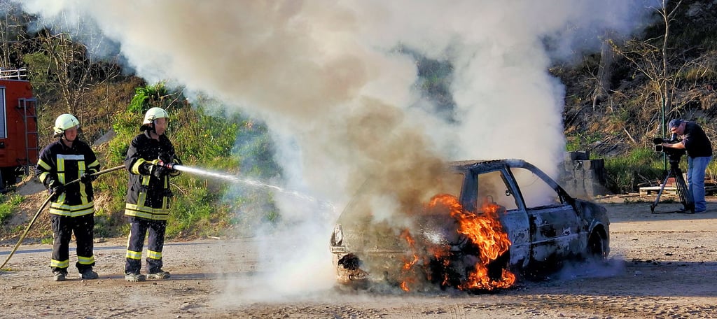 Im Auftrag der Versicherungen wurde in Klietz vor sechs Jahren dieses Auto in Brand gesetzt, den Restbrand löschten die Aktiven hier noch ab.