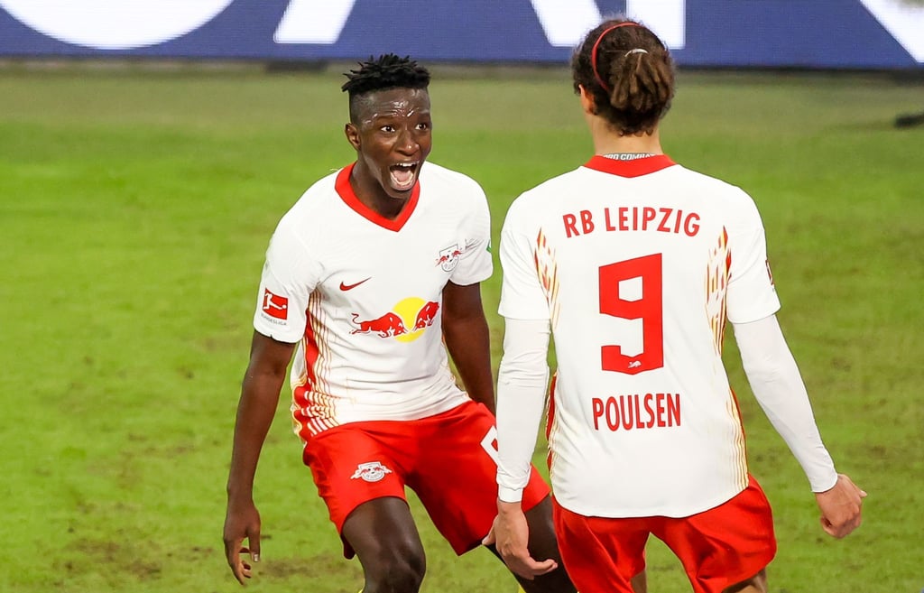 Leipzigs Mittelfeldspieler Amadou Haidara (l) und Leipzigs Stürmer Yussuf Poulsen.