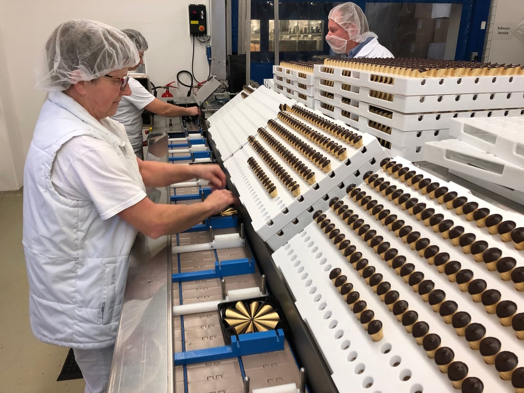 Anlagenfahrerin Iris Delitzscher(vorn) beim Verpacken der Nugattütchen.