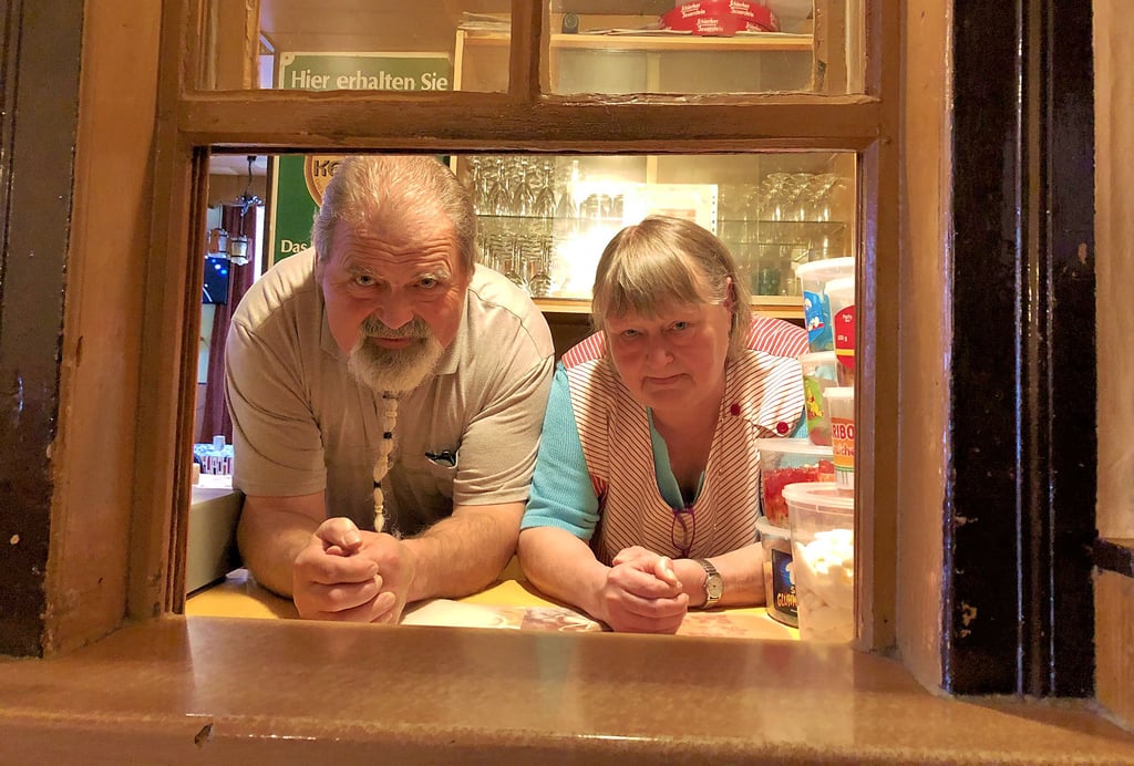 Hans-Jürgen und Gudrun Zollatz schließen am 4. Dezember ihre Gaststätte „Zur Tanne“ in Wolferstedt. Auch die Durchreiche vom Thekenraum zu den Stehgästen im großen Flur wird nach diesem Tag verwaist sein.