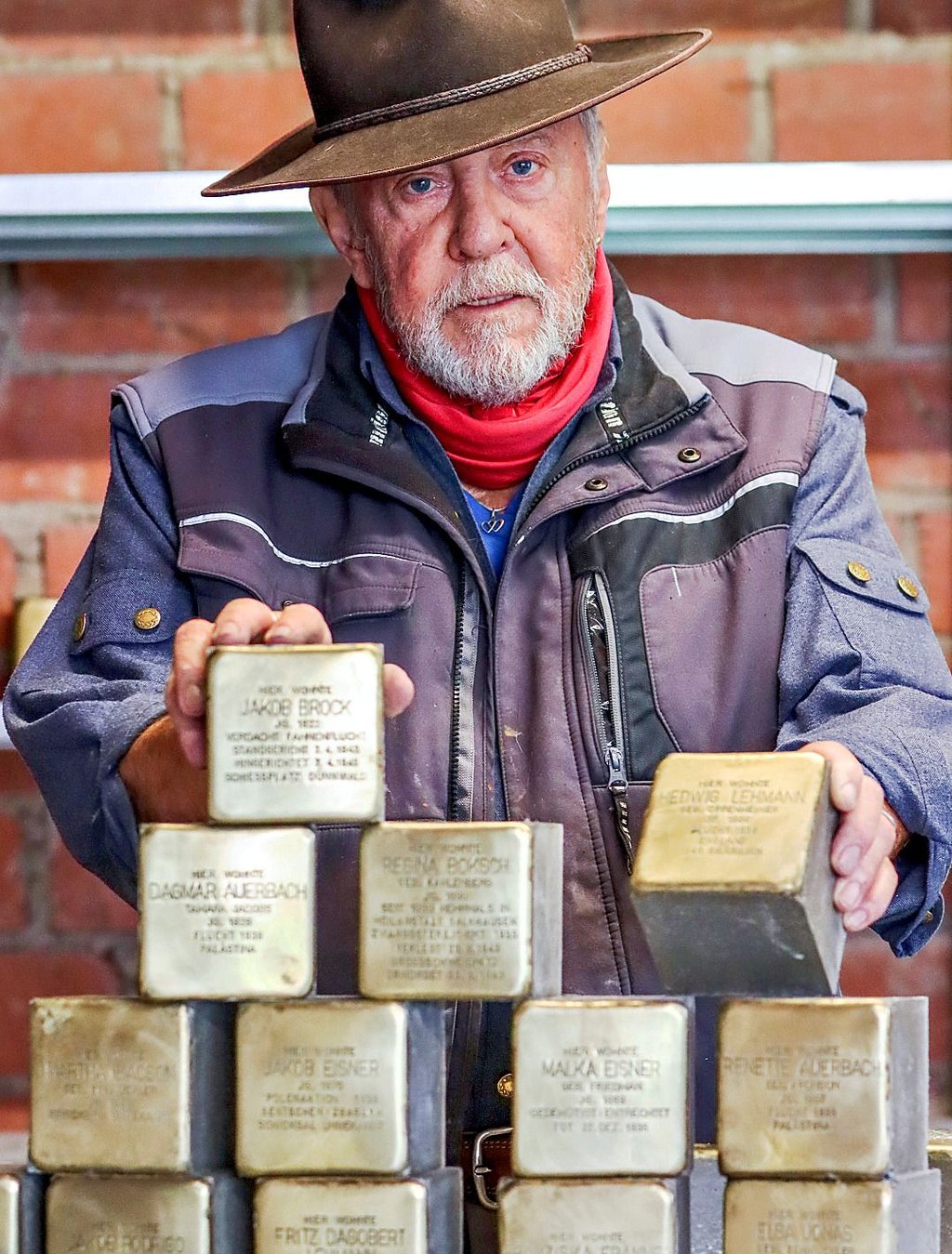 Der Künstler Gunter Demnig stellt die sogenannten Stolpersteine in seiner Werkstatt im hessischen Elbenrod her.