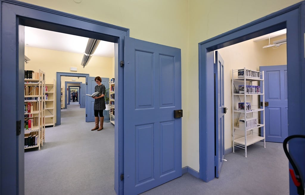 Annelie Carslake, Leiterin der Stadtbibliothek, blättert in einem Buch.