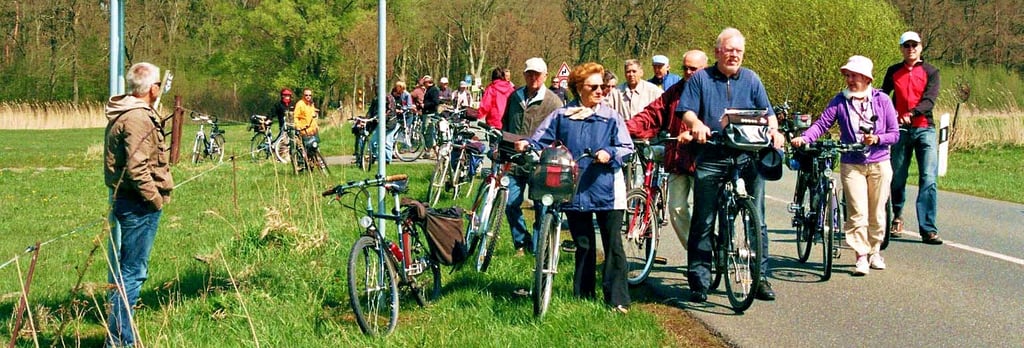 Neben dem noch relativ neuen Hanse-Wendland-Radweg wird auch der Vier-Länder-Grenzradweg von Radtouristen gut genutzt, auf dem diese Gruppe von Radfahrern entlang des Grünen Bandes unterwegs ist.
